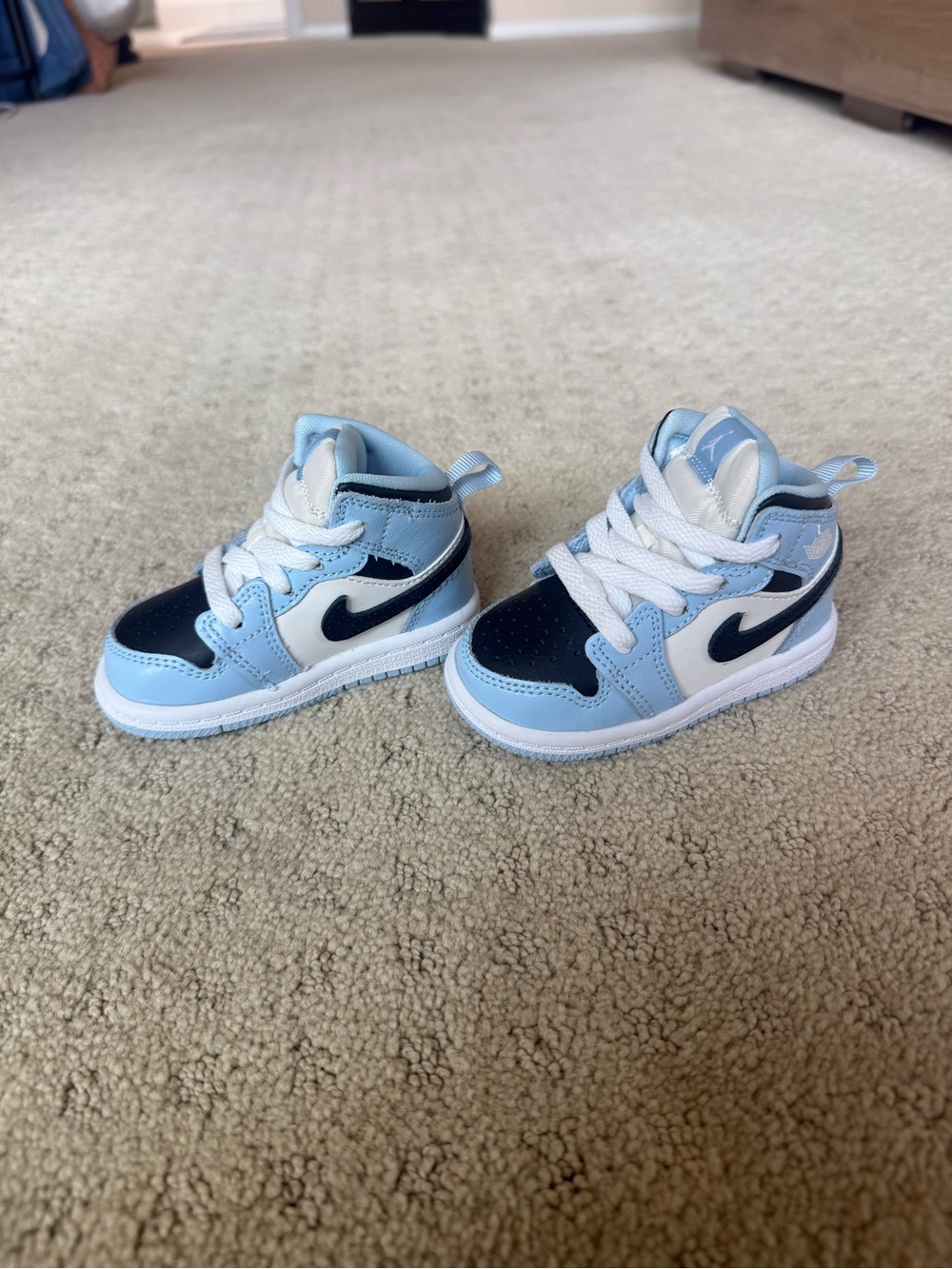 Nike Kids High-Top Sneakers in Light Blue, Black & White